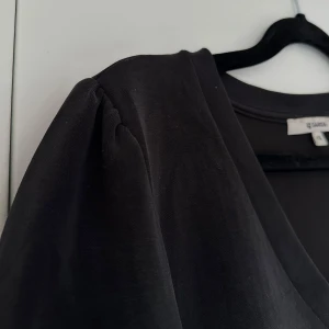 Fin tröja  - En så extrem skön tröja med fina detaljer. En perfekt vardagströja. Använd Max 2 gånger. Säljer då den tyvärr inte kommer till användning.  Lite stor i storleken så är mer som en S  Nypris 899kr