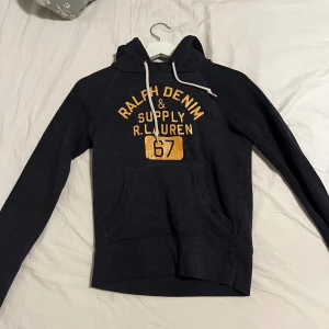 Vintag Ralph Lauren Hoodie - Säljer denna feta ralph lauren hoodien som har material som påminner om kashmirer!