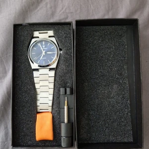 Poedagar klocka - Säljer denna helt nya Poedagar klockan som är stilren och lite old money känsla frågor dm