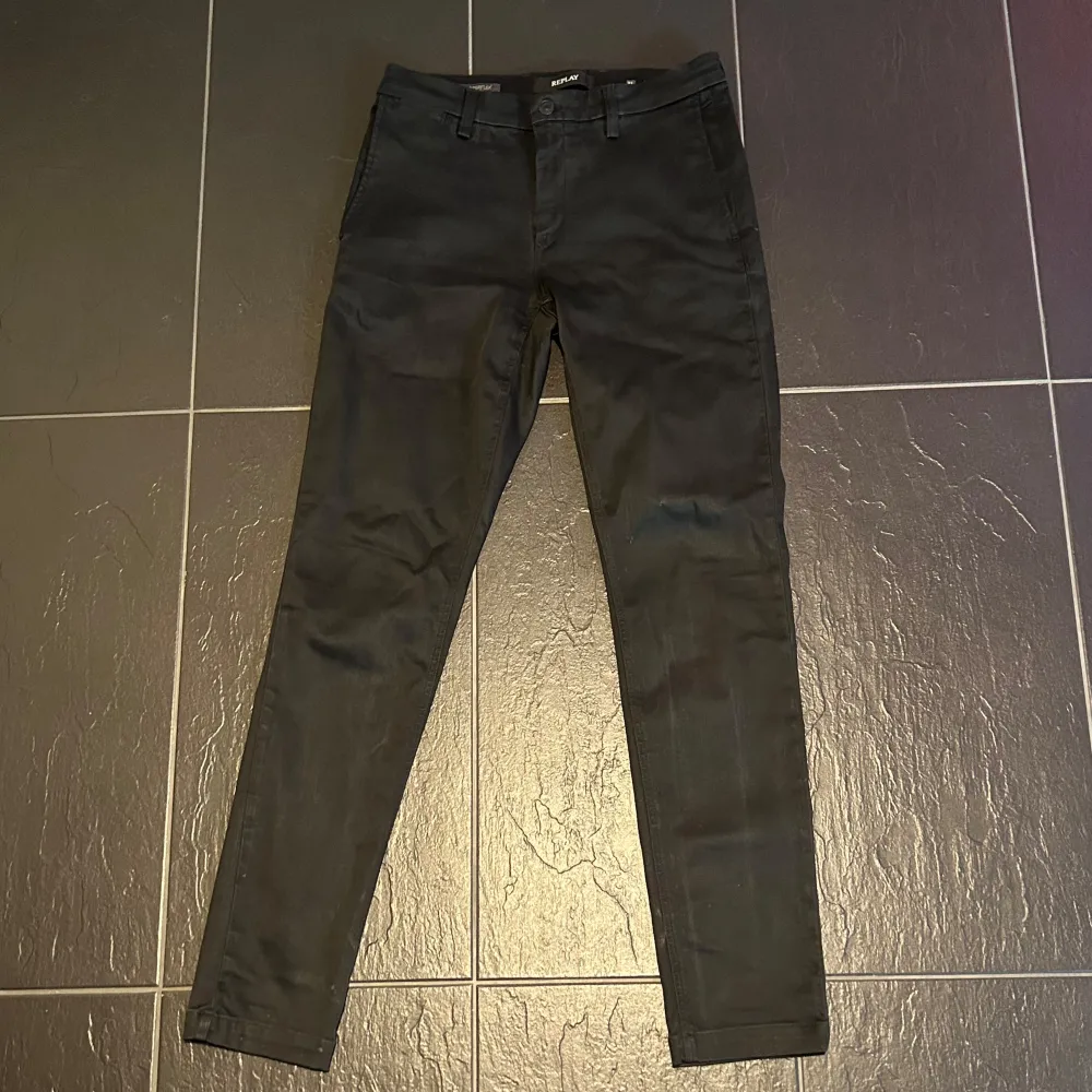 Svarta replay chinos  Väldigt bra skick, knappt använda Storlek 31W . Jeans & Byxor.