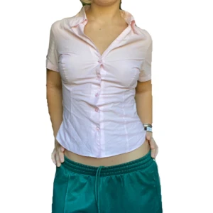 Skjorta - Supersöt kortärmad skjorta! Jag har själv sytt in den så att den sitter lite mer fitted. Skriv om du har några frågor!❤️