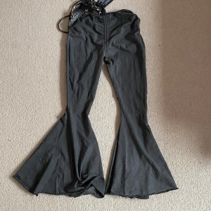 Dolls kill flared leggings  - Supersnygga lowrise leggings från Dollskill🌸🌸 Helt nya med prislapp. Säljer då de desvärre var för korta på mig 😓