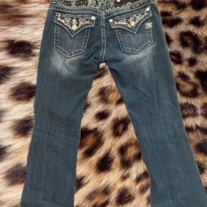 Miss me jeans - De snyggaste miss me jeansen som tyvärr inte passade mig💝.Köpta här på plick. De har de finaste diameterna. Storlek W27💞Aldrig använda. (Det här är de ända bilderna som skickas, kommer inte skicka bilder.) midjemått:80 cm Innerbenslängd: 84cm 💞