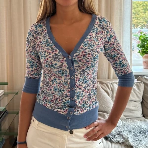 Blommig tröja  - Säljer denna så snygga tröja💘💘💘