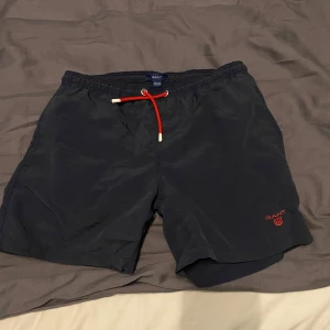 Gant badbyxor - Hej nu säljer jag mina gamla badbyxor. Bra skick inte trasiga på något ställe. Köpte dom för 500. Skriv ifall ni är intresserade. 
