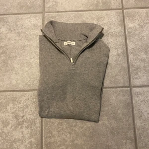 Half zip från Mango - Tja säljer en sjukt snygg half zip från mango som är i väldigt fint skick använd EN GÅNG. Tröjan är i storlek XS och personen på bilden är 165 cm!