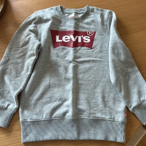 Levis tröja - Grå Levis tröja. Strl 152. Passar tjejer och killar. I mycket fint skick. 
