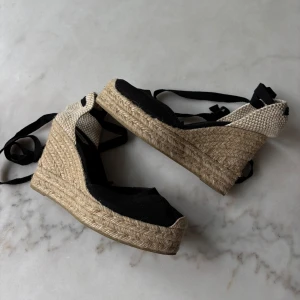 Höga Sandaler  - Säljer ett par fint använda höga sandaler från Pull&Bear. Slutsålda online.   Klackhöjd: 10,5 cm. Platåhöjd: 3 cm.