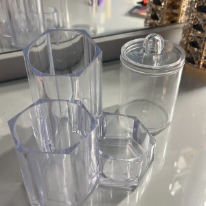 Bevarare - Säljer två hållare, en till sminkborstar mm, och en till pads eller topps. De är i plast och det går att köpa båda eller var för sig 