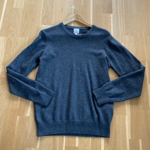 Grå Kashmirtröja - Grå 100% Kashmirtröja från märket john lewis. Fint skick och riktigt skön.