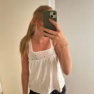 Vitt linne  - Vitt line med lite detaljer ifrån hm i storlek xs💗💗