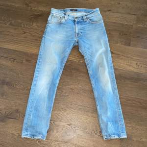 Nudie jeans Bra skick lite slitna längre ner men annars bra skick. 7,5/10 Ny pris ungefär 1500kr  Nudie Organic   Skriv om du undrar något 😃