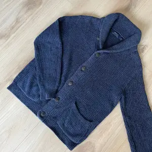 Säljer en Ralph Lauren cardigan som är i storlek S! Hör gärna av dig om du har frågor!