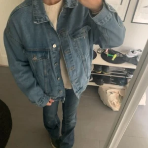 Jeansjacka - Jättesnygg jeansjacka i storlek S (som är lite ”overzised” i storleken som man ser på bilderna) 💕 Köpt på zalando men märket är Bershka. Inte använt jättemånga gånger så det är bra skick 🙌🥰