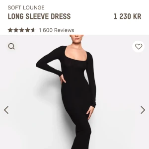 Skims klänning  - Säljer denna då den inte passade mig tyvärr! Toppskick storlek s! Nypris:1230kr MITT PRIS: 600kr❤️ Perfekt till fest,nyår,jul eller bara med stickad tröja över!❤️