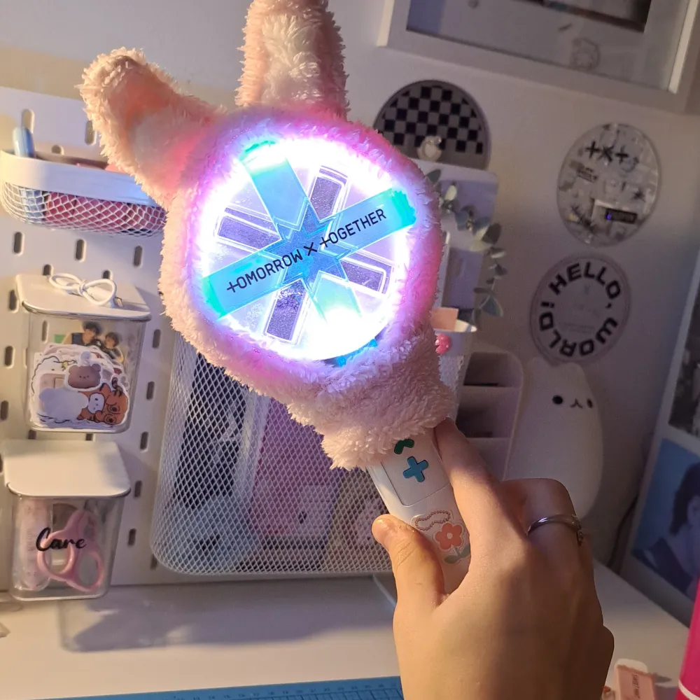 TomorrowXTogether Lightstick Ver.1 officiell med Lightstick cover🎀 Kommer med batterierna som redan är i, inte säker på hur länge den håller🫶🏻 Lådan är lite missfärgad och har små skador :) Pris kan diskuteras vid intresse!. Accessoarer.