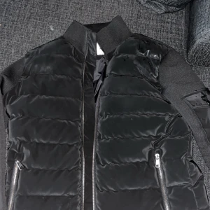 Moncler cardigan  - Hej säljer min moncler jacka  För fler frågor kom DM storlek M kan även passa M.  Jätte bra skick  pris kan diskuteras 