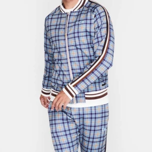 Lonsdale tracksuit strl L - En tracksuit från lonsdale, köptes i London använt den 2ggr sen vart den för stor. Byte mot någon annan Track eller säljer den. Den modellen är från den berömda filmen ”the gentleman” modellen heter som filmen bara o googla. 