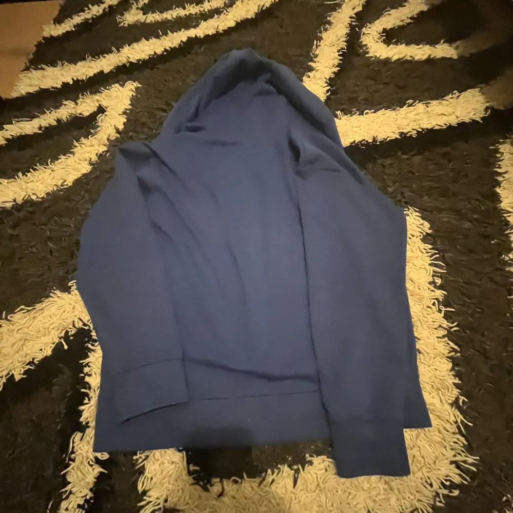 Polo Ralph Lauren zip up hoddie  använd 3 gånger men den var för stor för mig riktig bra matreial skön hoddie skön dragkedja priset kan diskuteras!!! snabb affär om du köper fraktar samma minut . Hoodies.