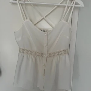 Fest topp  - Super fin topp från petites den ser inte lika advänd ut i verkligheten skriv för fler bilder!! 💕