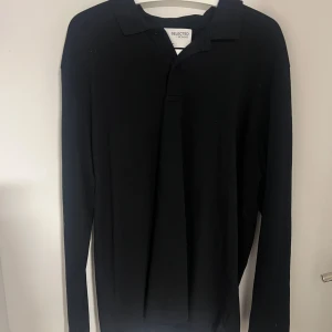 Svart långärmad pikétröja från Selected Homme - Säljer en svart långärmad pikétröja från Selected Homme. Använd fåtal gånger fortfarande tvärbra skick, köpte för 400