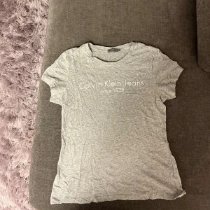 Calvin Klein t-shirt - Fin grå t-shirt från Calvin Klein i storlek M. Superskönt material, bra skick💕💕