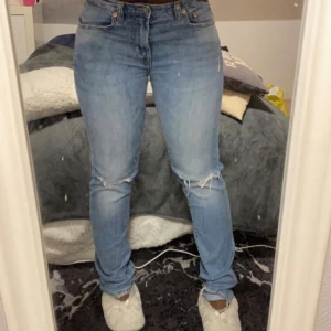 Jeans från lager 157 - Bredd 32 och längd 31. Storlek är slim. Jag har endast använt dom 3 gånger men är inte rikigt min stil. Jeansen är i mycket bra skick.