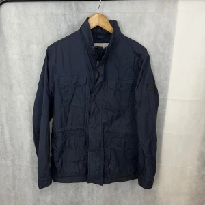 Woolrich field jacka - Riktigt soft field jacka av woolrich. Väldigt fint skick, storlek M. Modellen är 185.