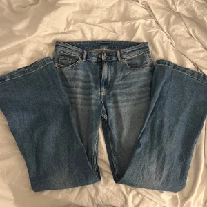 basic blåa jeans - köpte på vinted men passade tyvärr inte i storlek 38 midjemått: ca 38,5cm innebenslängd: 80cm bredd längst ner: 28,5cm