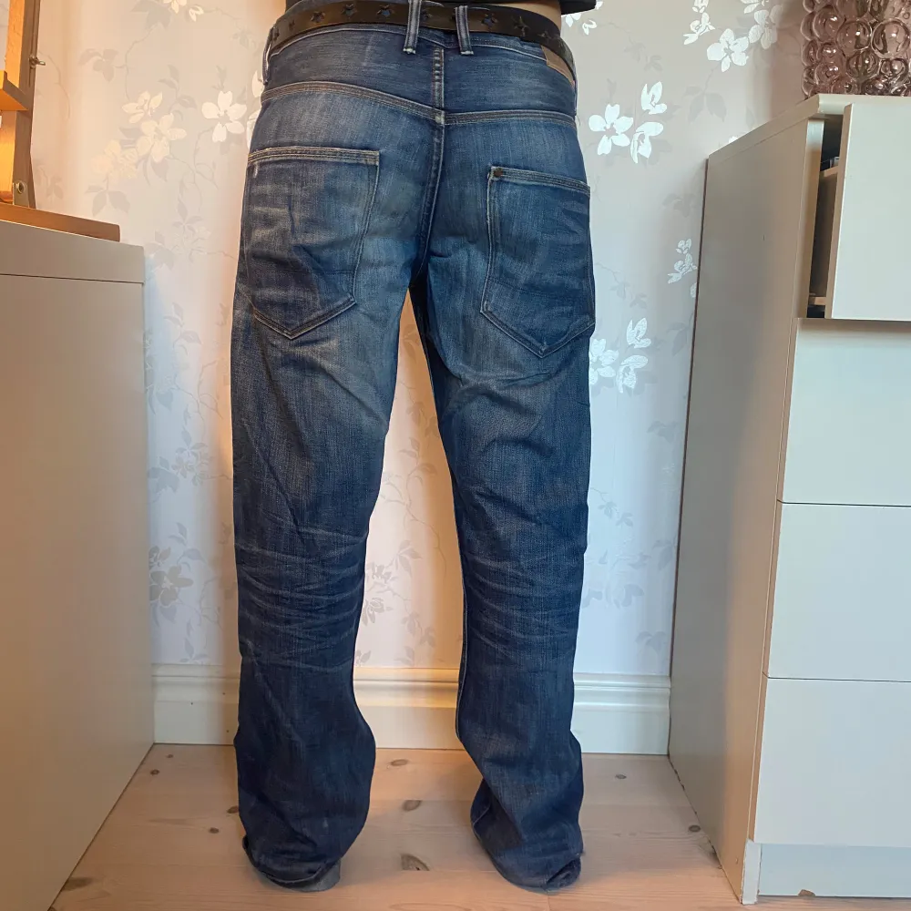 washed out jeans från h&m relaxed fit. utan skador. jag är 167cm. skriv gärna för mer info, mått eller pris.. Jeans & Byxor.