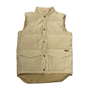 Woolrich väst - Väst från woolrich varm och skön till höst/vinter. Den är i bra skick inga skador endast två små fläckar (bild 4) Skriv om ni har några frågor!