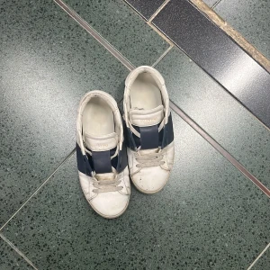 Valentino opens  - Tjaaa, säljer dessa tvär fet Valentino opens som är riktigt populärt just nu. Skick ca 7,5. De är ett litet hål på ena sula. Öppen för frågor👍