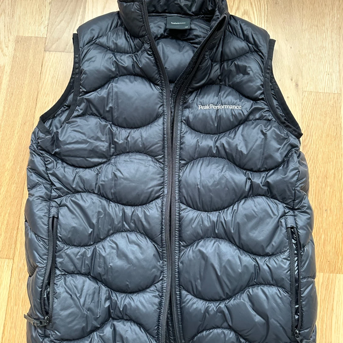 Peak Performance svart helium downväst