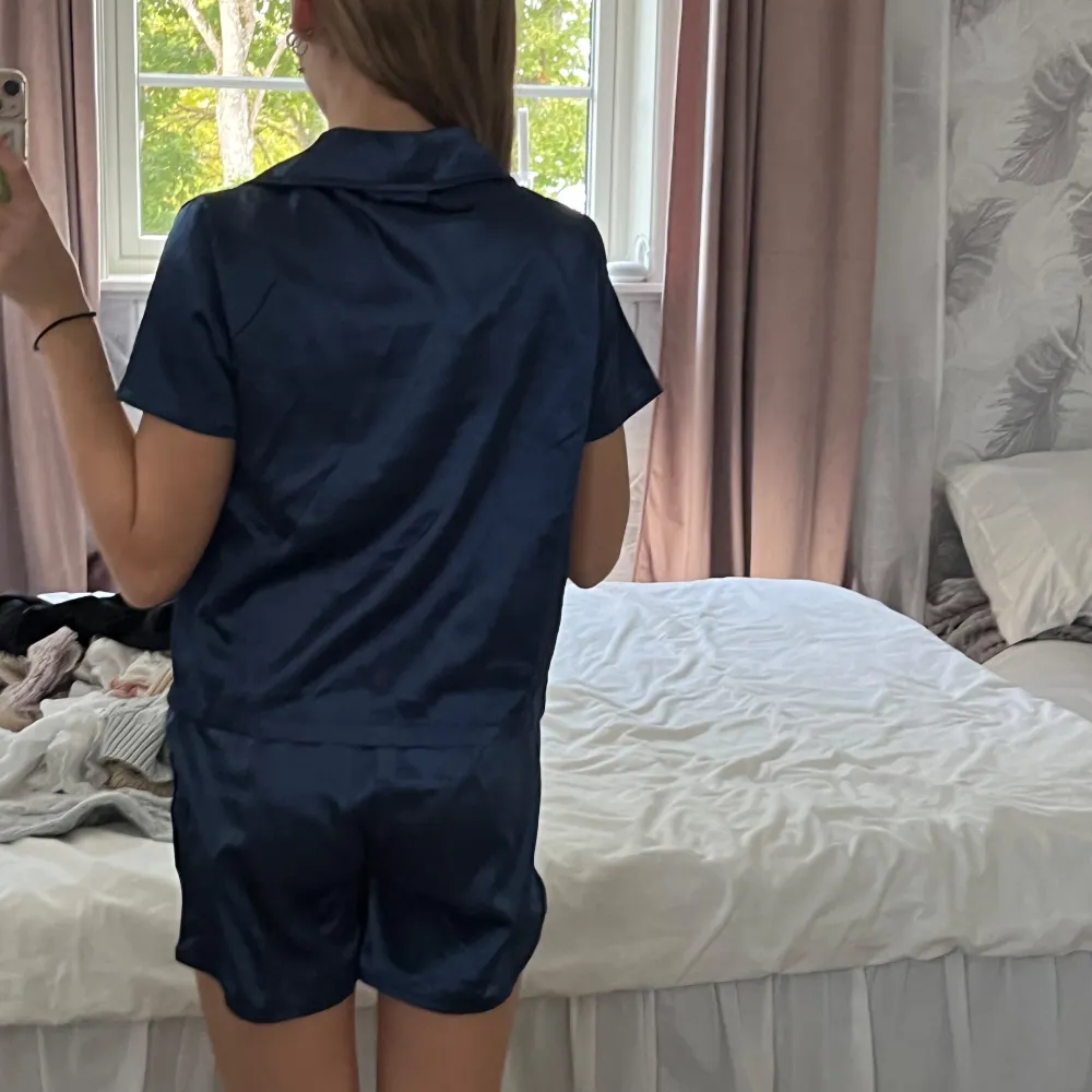En super fin och skön pyjamas från SHEIN i storlek 140. Shortsen är lite stora men är sköna att sova i. Den är i silkesmatrial. Jag har använt den en gång då jag inte gillade att sova i de matrealet. Men det är superskönt! Köpte den för 160 kr . Muu.