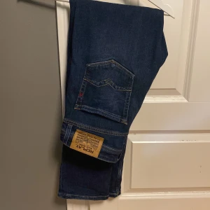 replay jeans - Ett par skit snygga jeans från replay perfekt nu till vintern. Storlek 30W 32L och är i väldigt bra skick. Jeansen är i en slim/straight modell och har en tidlös mörkblå färg. Dessa släpps också billigt så passa på!!