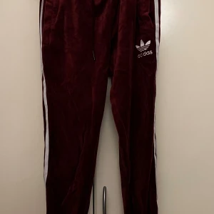 Adidasbyxor och tröja  - Adidas set storlek 36