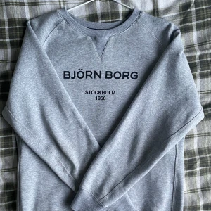 Björn Borg sweater  - Säljer nu denna as feta Björn Borg sweatern. Den är i storlek 170 och passar dig som är runt 165-180.  Den har dock två små fläckar men man märker de inte alls! Den har inga defekter. Passar bra nu till hösten🍂🍁🌳