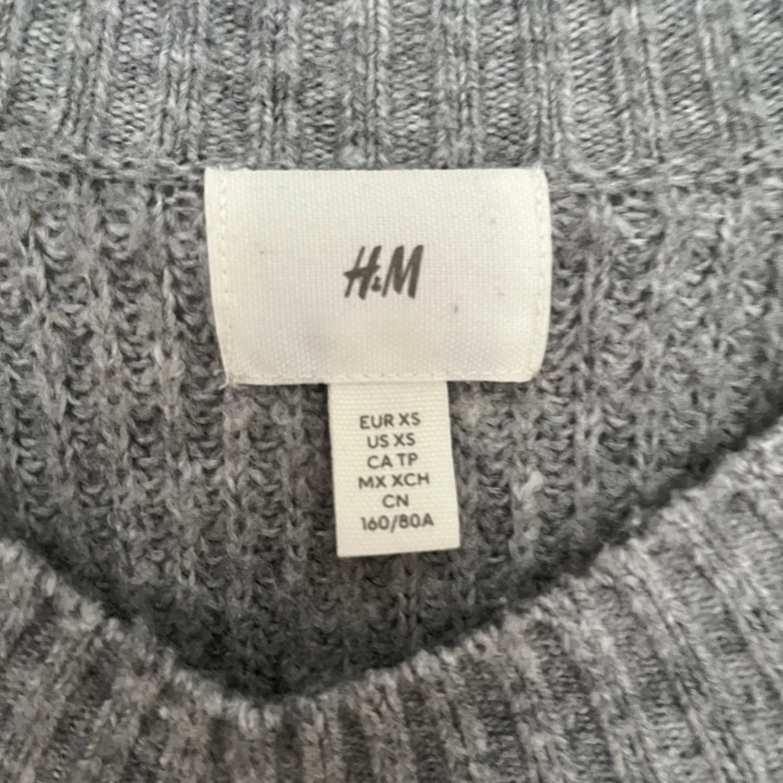 Snygg grå stickad tröja  - 93