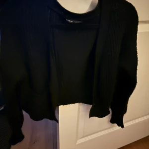 Svart stickad kofta - Svart stickad kofta, lite kortare