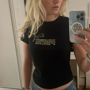 Puma T-shirt med stenar - Svart puma tröja med stenar. Sparsamt använd, som ny. I storlek S. 