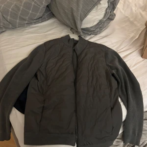 Massimo Dutti cardigan - Säljer denna massimodutti cardigan i grå, den är i toppskick och inga defekter  Storlek L men passar mig som har M i andra kläder! Nypris ligger på 1399kr