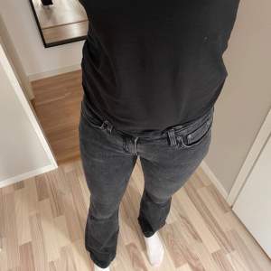 säljer mina svarta, låga, booutcut jeans ifrån Weekday då de är alldeles för korta för mig (som ni kanske ser hihi). har inga defekter men är väl använda och tvättade