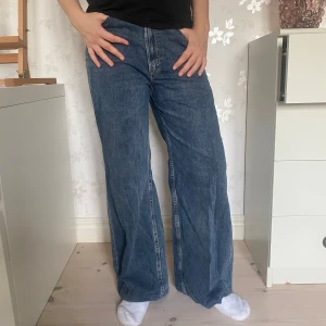 jeans - fett snygga divided jeans i jätte skönt material. inga defekter knappt använda. jag är 167cm. skriv gärna för mer info, mått eller pris. 