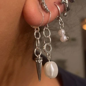 Handgjorda örhängen  - Jätte fina örhängen, handgjorda, i bra skick. Gör nya vid varje köp 🩵 Säljs i par eller styck , 50kr styck eller 90kr för par på dem med en vit pärla 55kr styck eller 100kr i par för dem med pärl nitar💕 Passar alla väldigt fina 🩵🤍