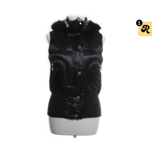  Väst  - Köpte den för 500 kr, förra året och säljer för den inte är min stil längre.   Den är en M, men sitter som en S.  Priset går att diskutera.  Kontakta mig för mer information.  