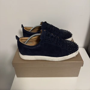 Christian Louboutin skor  - Tja! Säljer just nu mina Christian Louboutin skor i storlek 43. Skorna är använda men är i väldigt bra skick utan några större problem.  Box och tillbehör medföljer. priset går att diskutera vid snabb affär. Vid funderingar är det bara att skriva privat!