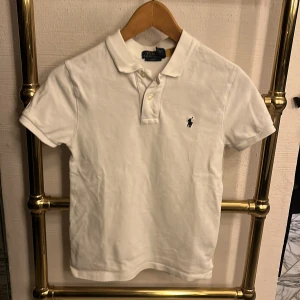 Polo Ralph lauren pike - 10/10 skick inga fläckar eller nåt 150/172 passar bra för sommar och för en tröja som du kan ha under 