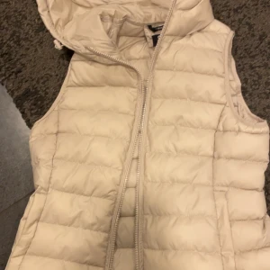 Beige väst - En helt oanvänd väst från Only. Säljer då den aldrig kmr till användning. Topp skick, Köpt för ca 350 säljer den för 150. 