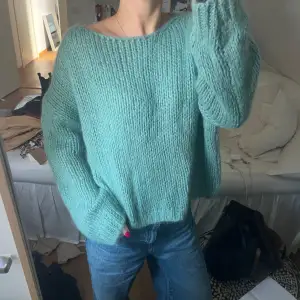 Säljer en supermysig turkos stickad tröja som är perfekt för kyliga dagar. Den har en avslappnad passform och långa ärmar, vilket gör den både bekväm och stilren. Perfekt att matcha med jeans för en casual look!