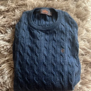 Stickad tröja - Stickad tröja ifrån Morris, storlek L men sitter som M. Nypris ligger på runt 1700kr